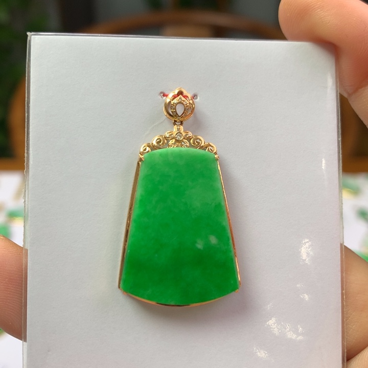 翡翠18K金镶嵌颈饰翡翠吊坠