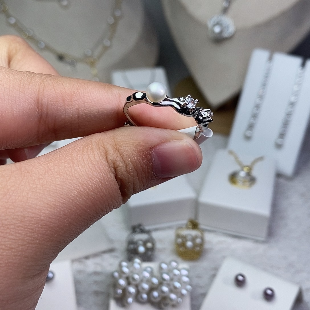 淡水珍珠银S925镶嵌耳饰