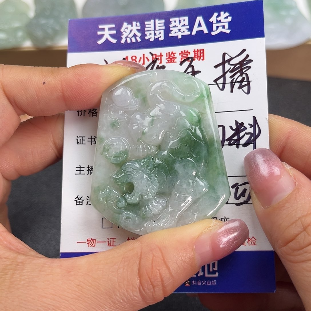 翡翠未镶嵌颈饰     