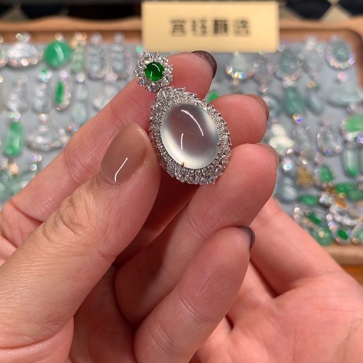翡翠18K金镶嵌颈饰卡十四点二刚蛋