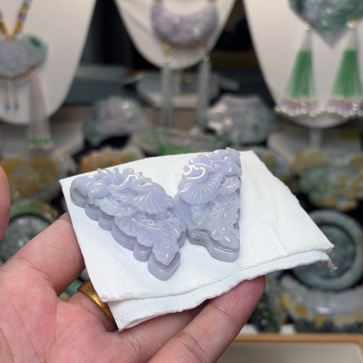 晨***曦颈饰未镶嵌翡翠吊坠