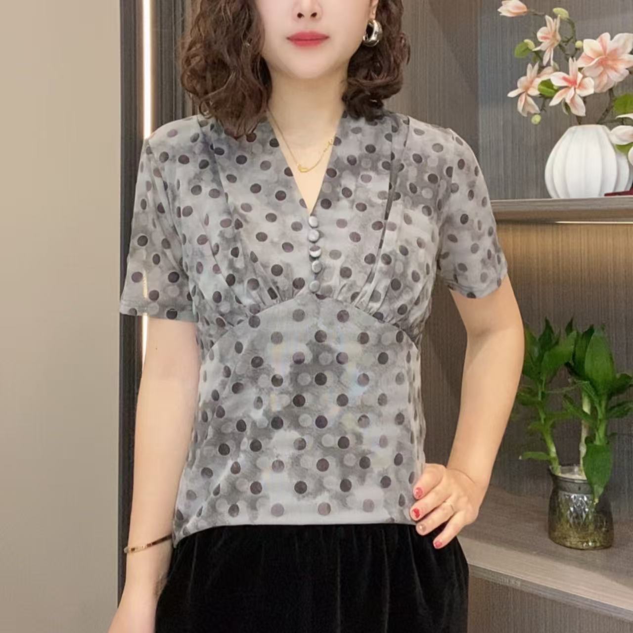 2025春夏季气质时尚显瘦亲肤洋气女士圆点小V领短袖上衣小衫222