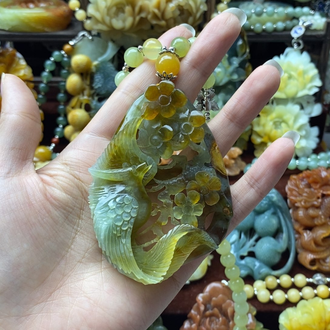 蛇纹石玉颈饰未镶嵌
