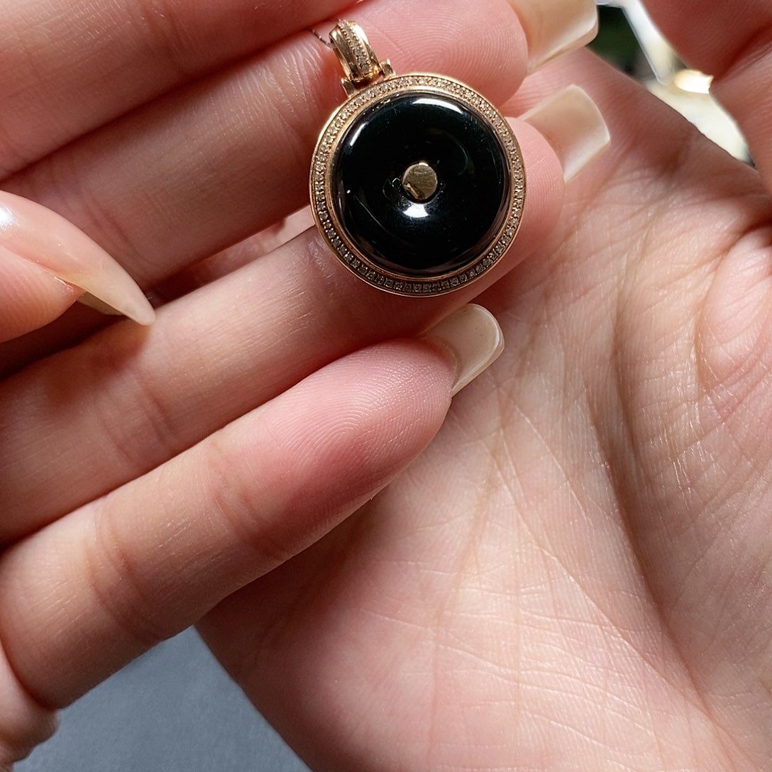 翡翠颈饰18K金镶嵌1。  