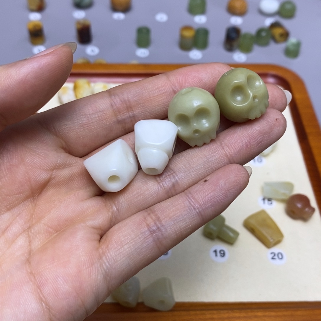 蛇纹石玉配饰合金哈****嘿