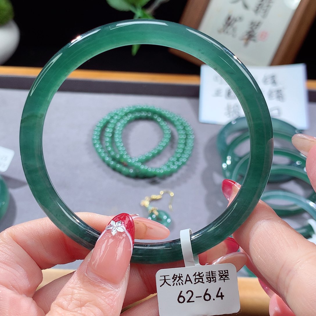 翡翠手镯（圆镯）未镶嵌