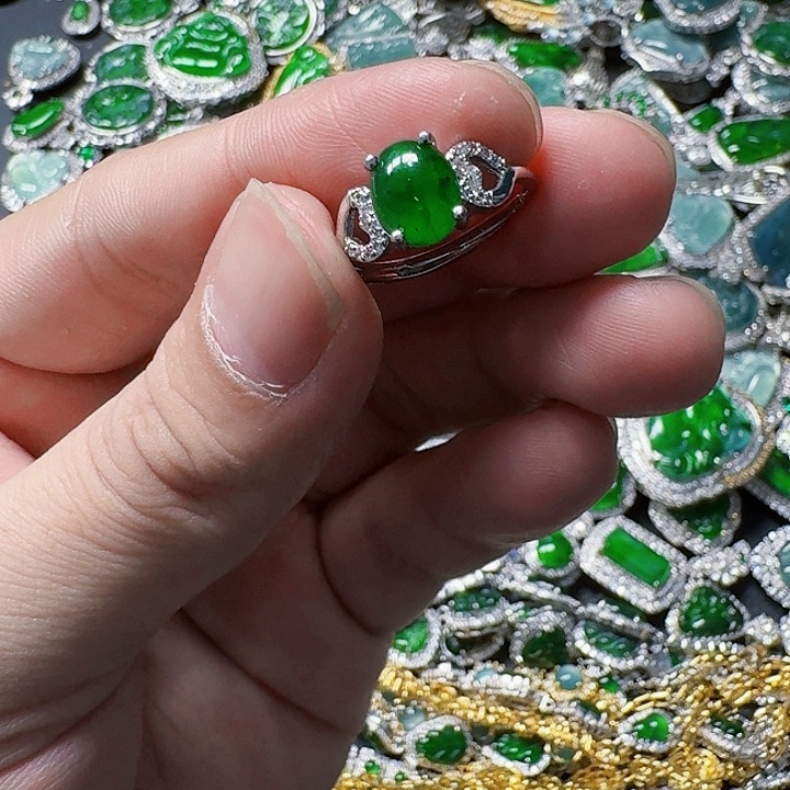 翡翠颈饰未镶嵌天然A货翡翠放漏