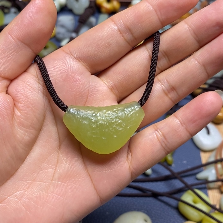化***蝶蛇纹石玉未镶嵌颈饰