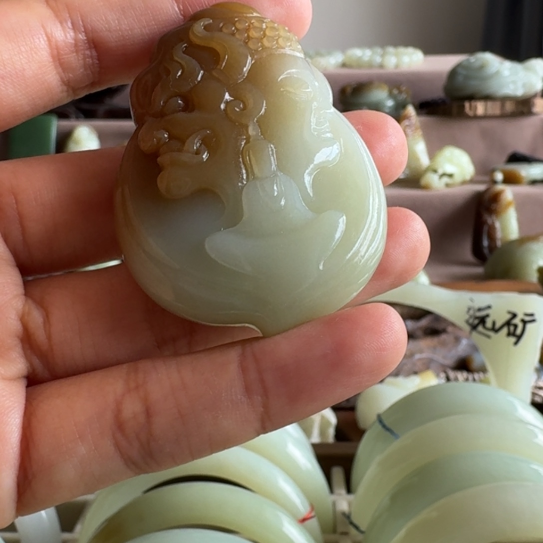 颈饰未镶嵌和田玉（糖玉）