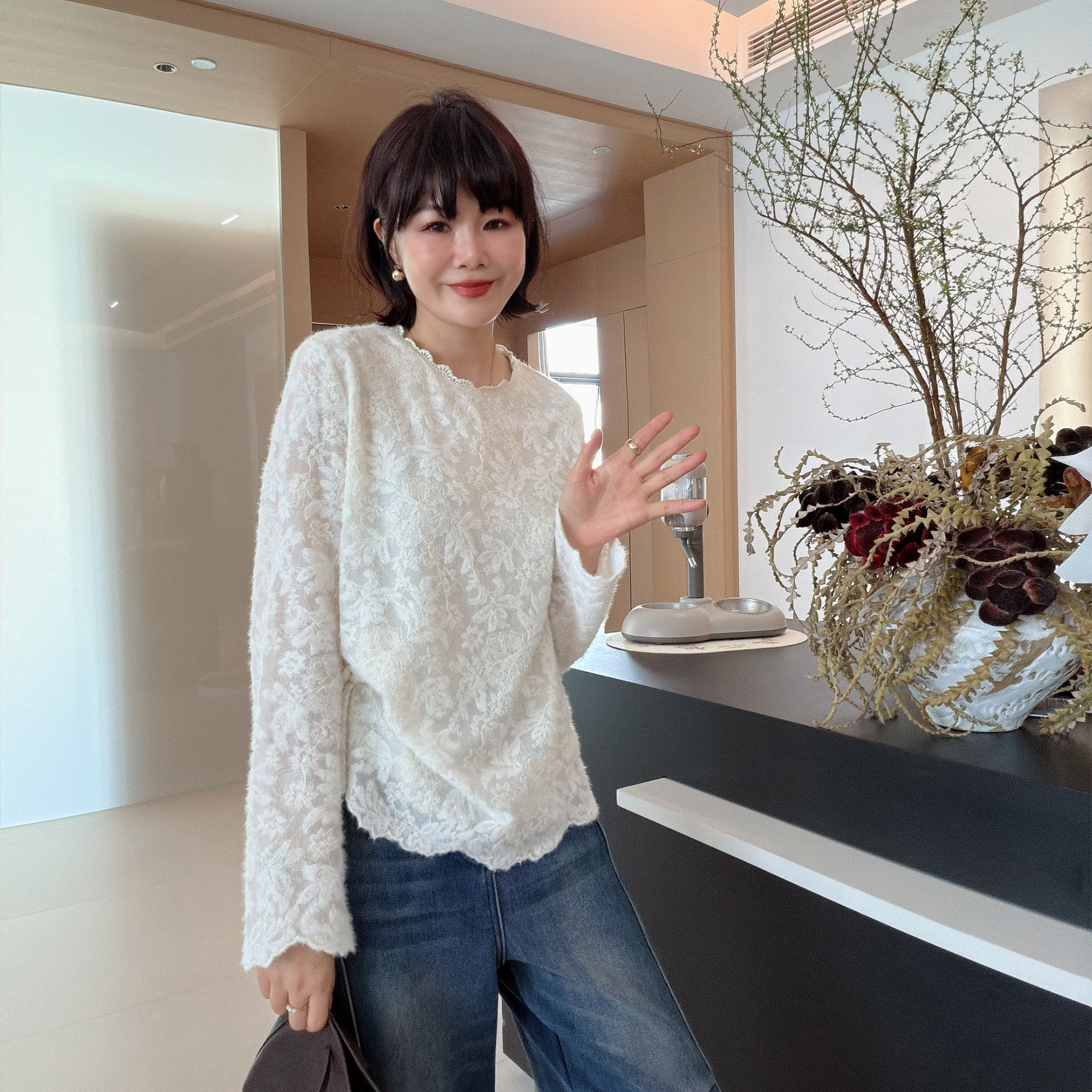 冬季时尚宽松百搭圆领蕾丝提花长袖T恤打底衫