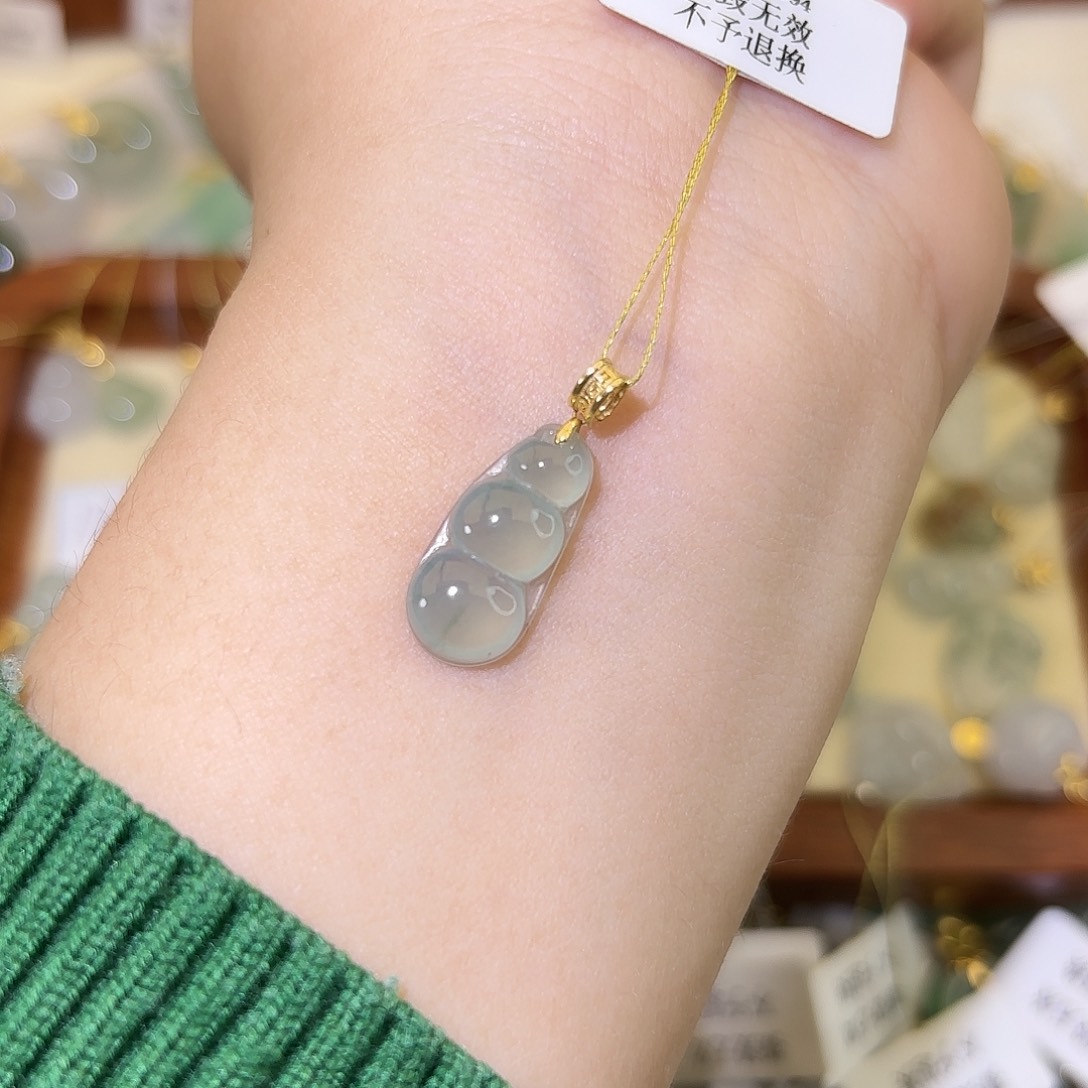 翡翠18K金镶嵌颈饰豆子