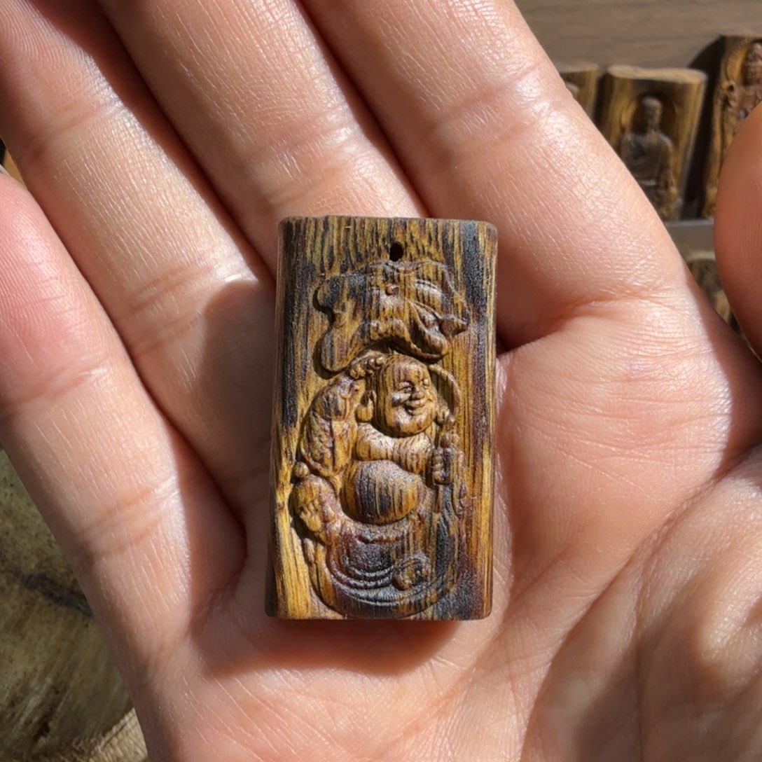 琉***华沉香沉香碎屑红棋楠块料弥勒佛4.2克