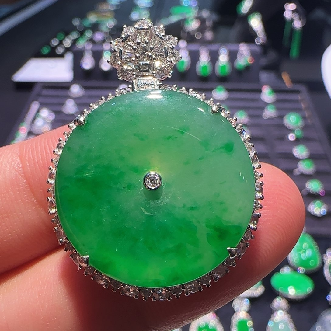 翡翠18K金镶嵌颈饰吊坠