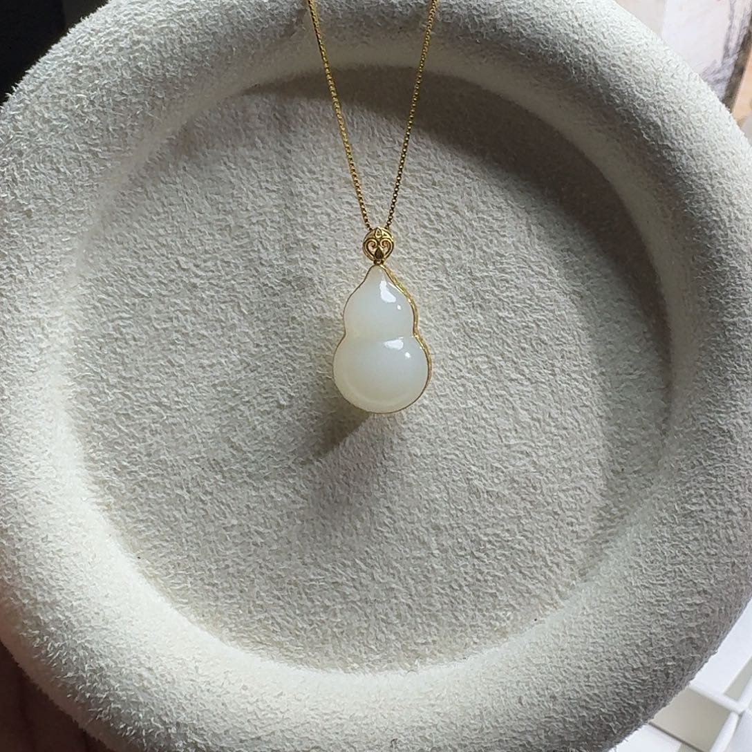 奈***奈和田玉18K金镶嵌吊坠(赠链)白玉葫芦