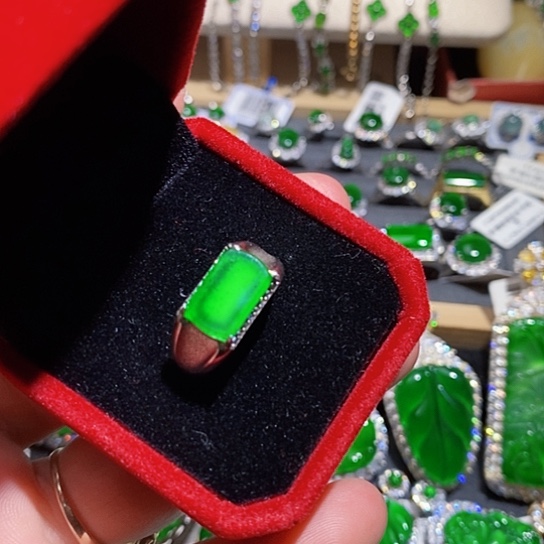 翡翠未镶嵌戒指戒指