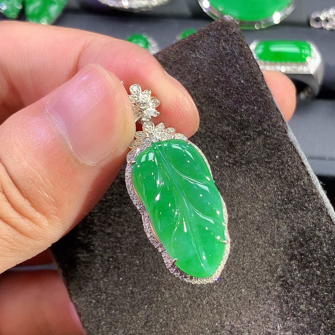 翡翠18K金镶嵌吊坠(赠链)