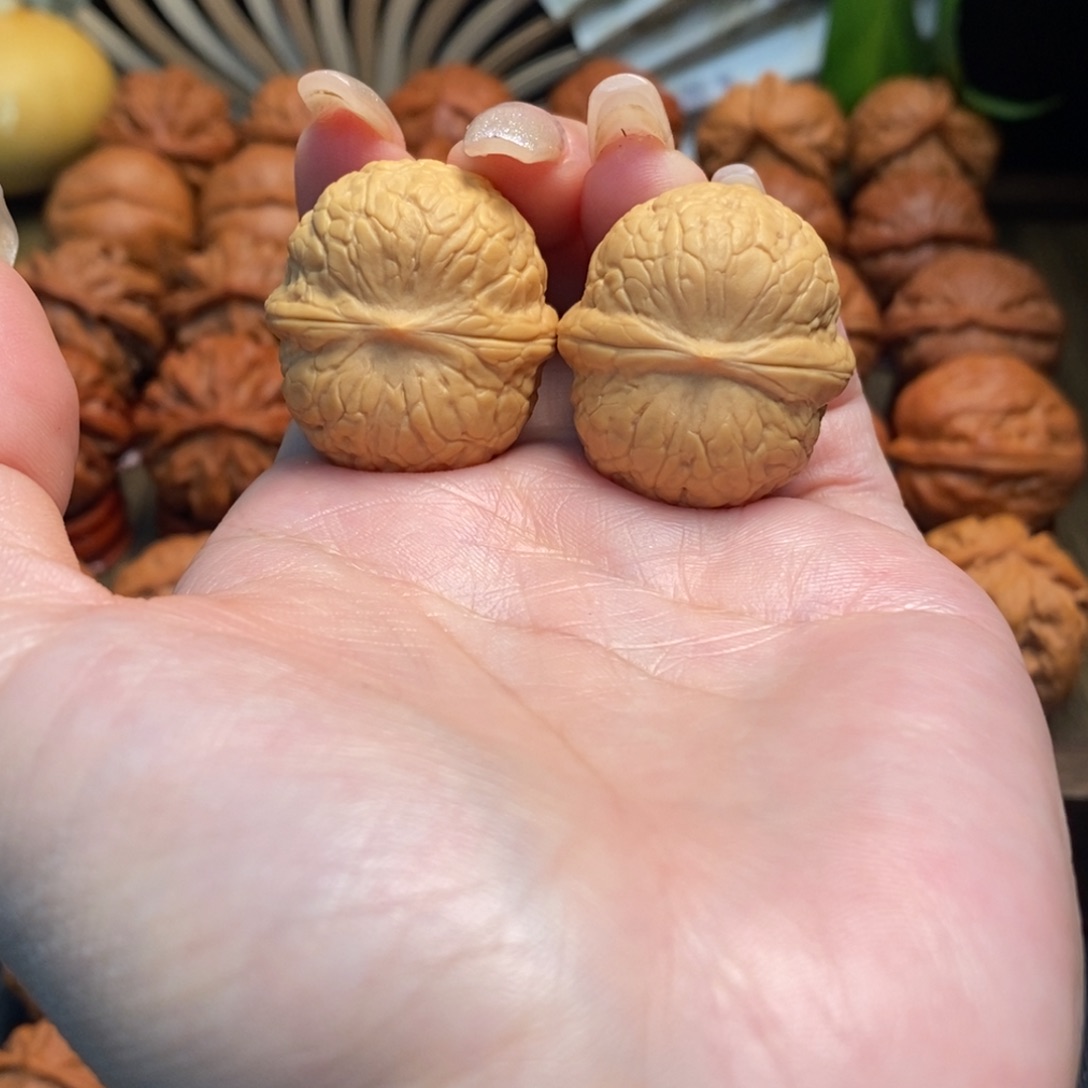 文玩核桃把件蛇皮元宝