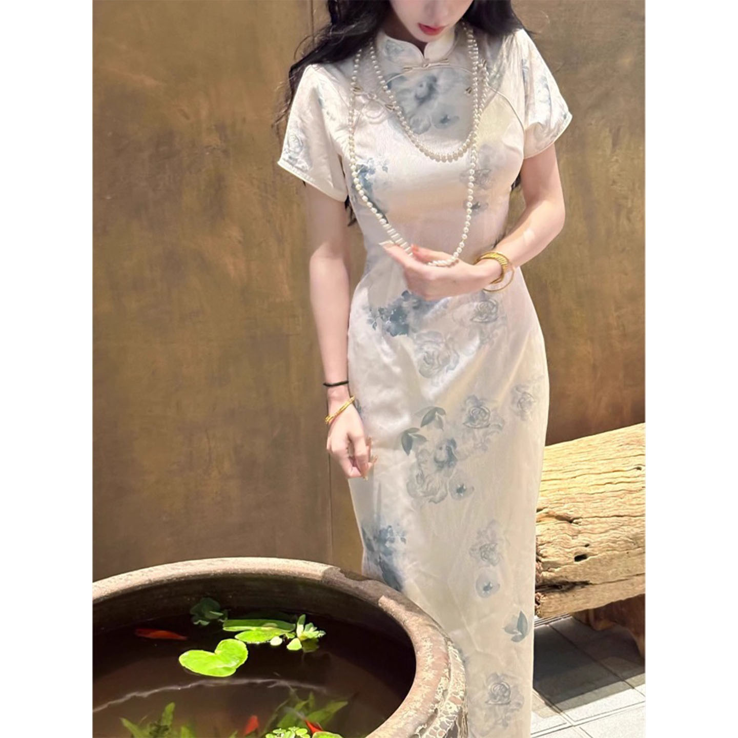 画报夫人新中式国风印花缎面白色旗袍清冷气质年轻款连衣裙山茶花