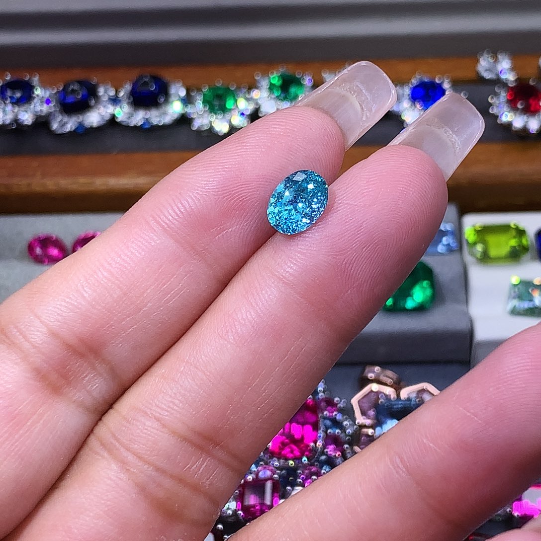 荔***之合成（培育）石榴石裸石