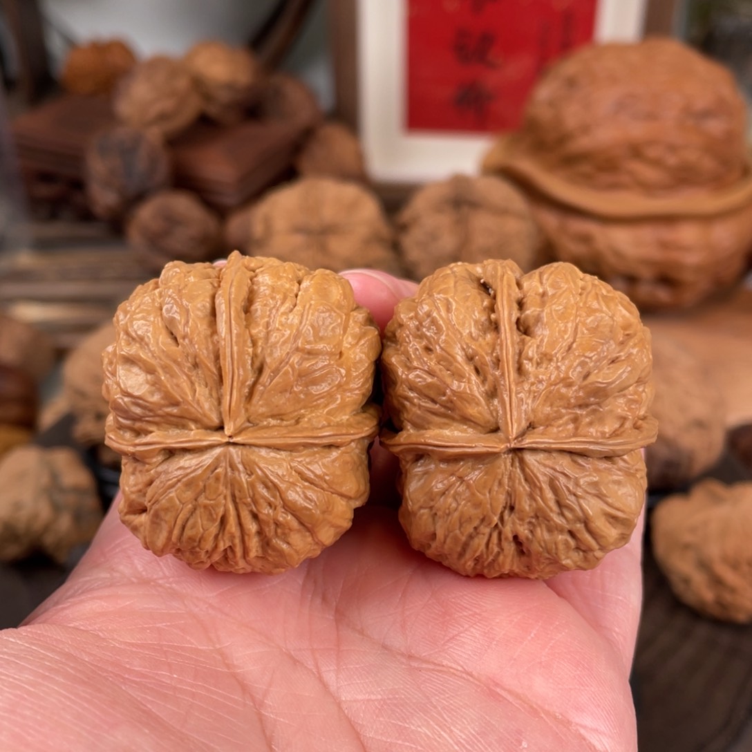 文玩核桃把件无痕三棱39尺（磕尖）