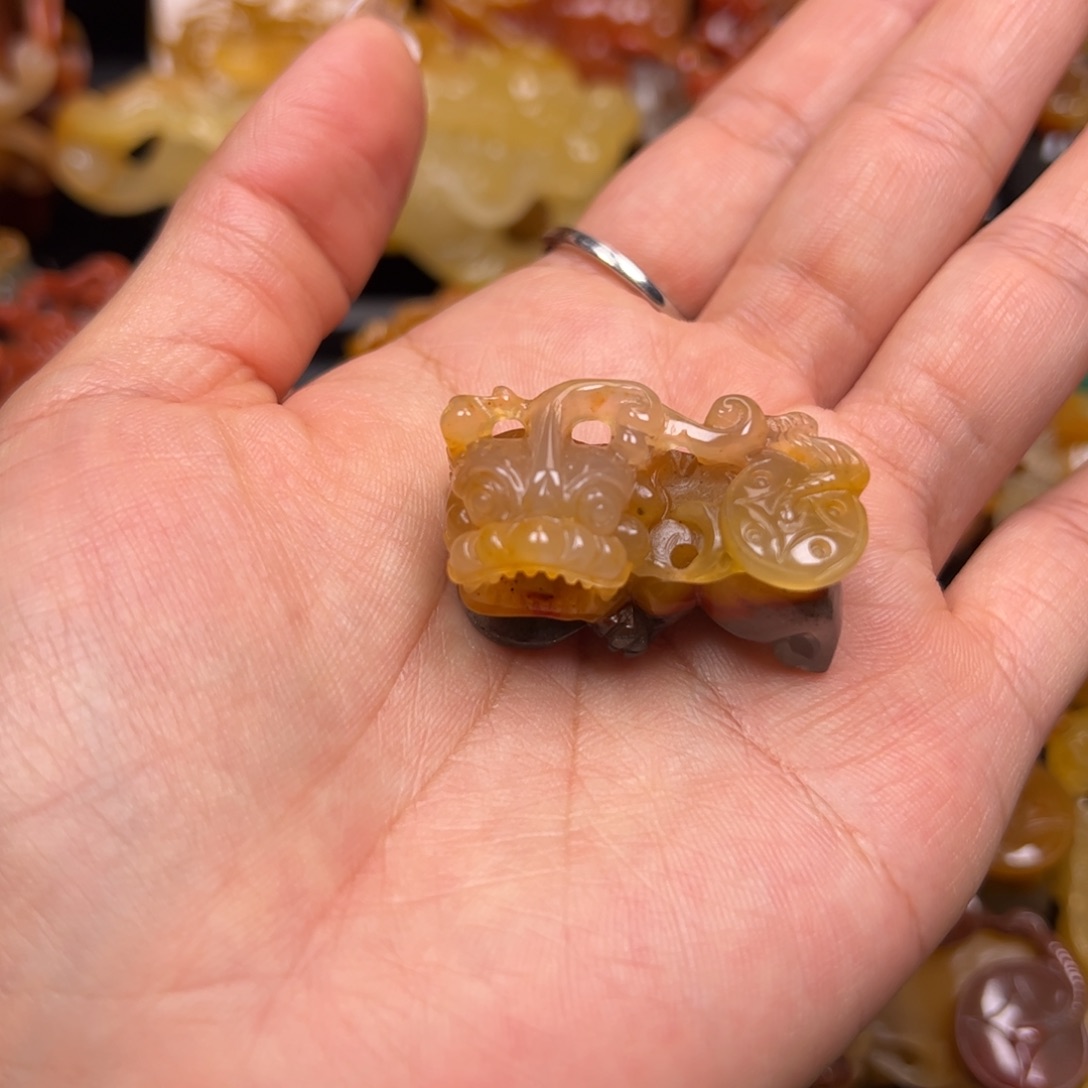 石英质玉（黄龙玉）未镶嵌颈饰