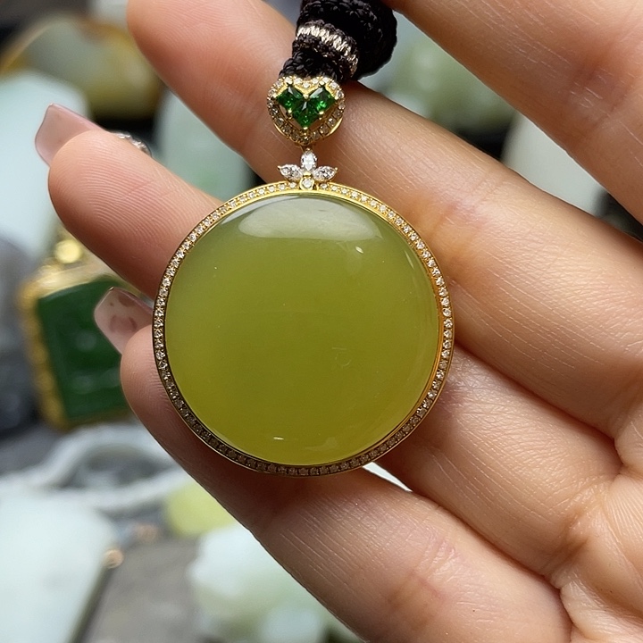 颈饰18K金镶嵌和田玉（碧玉）