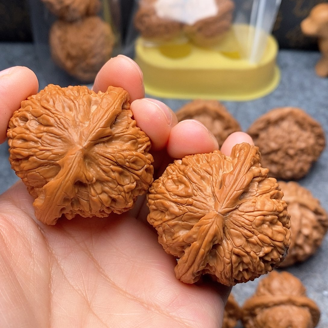 文玩核桃把件闷白44尺红皮 