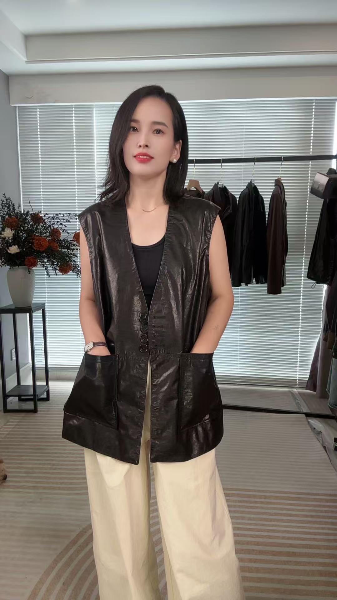2025马夹新款宽松型甜美风马甲中长款无袖轻奢经典百搭真皮小牛皮