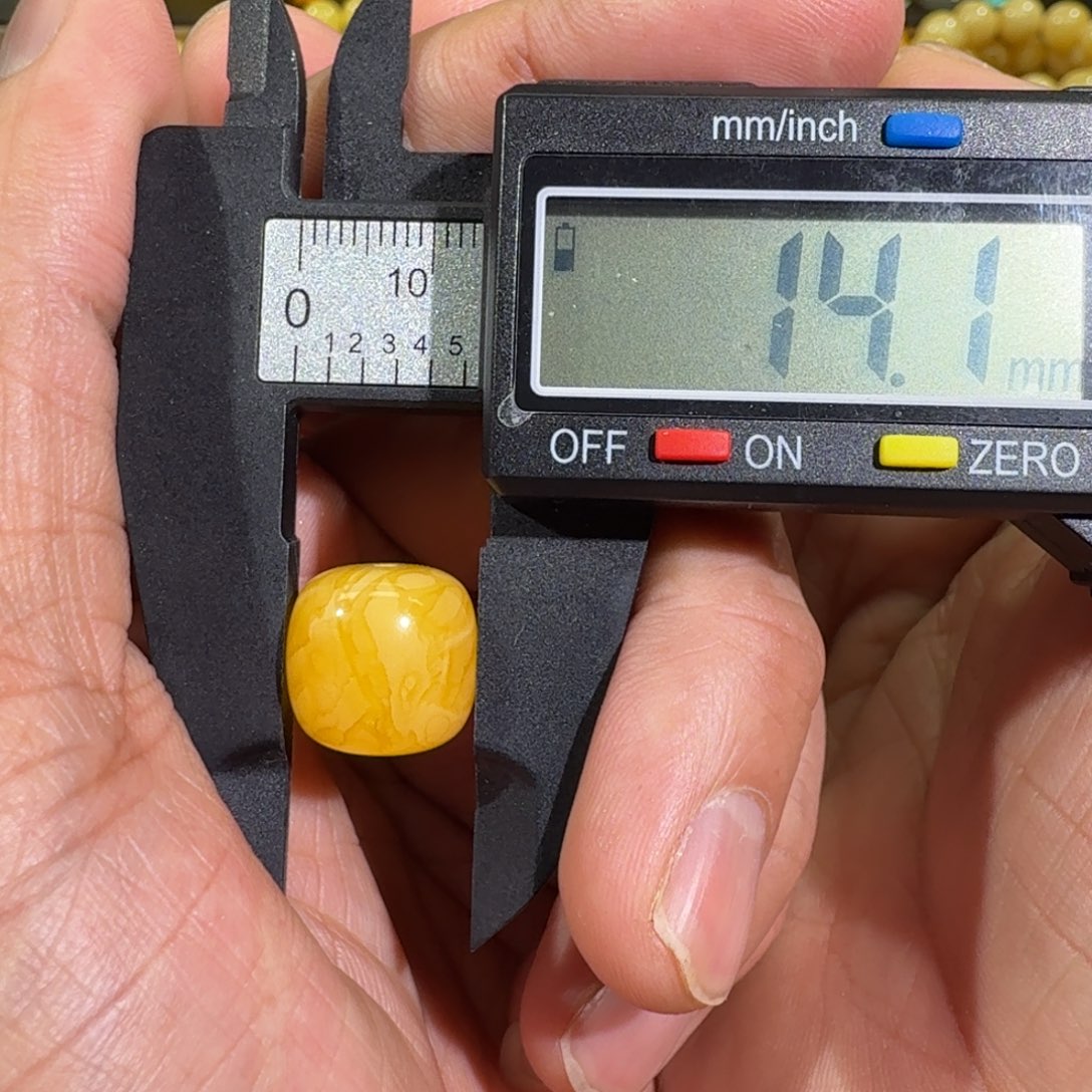 琥珀裸石未镶嵌14.1X13.7m焦皮料单珠1.82