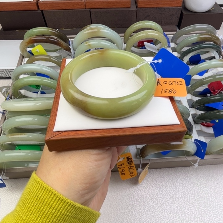 未镶嵌手镯和田玉七月