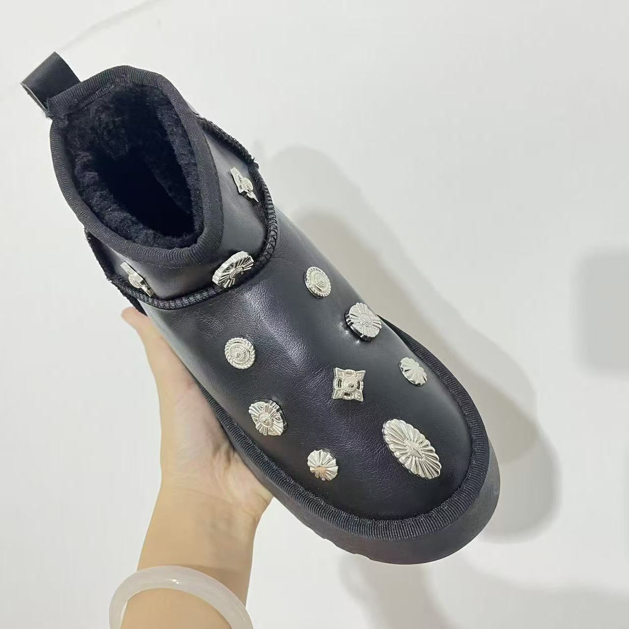 3005默认微瑕次，偏小 半个码数 订钻加绒皮面 短靴