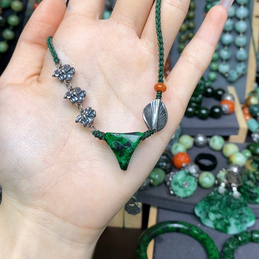 翡翠颈饰未镶嵌漂亮美眉