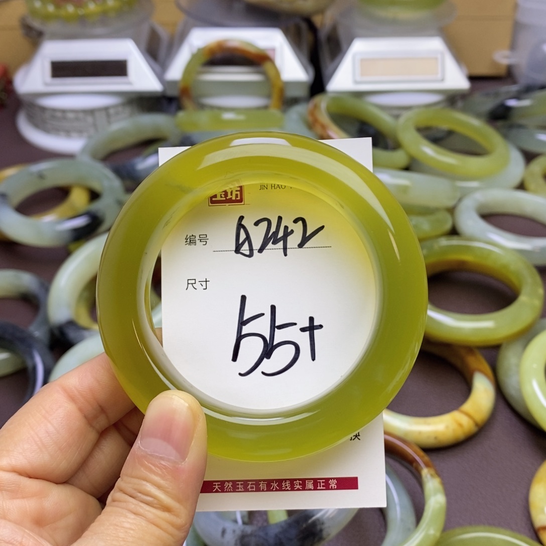 吱***.蛇纹石玉未镶嵌手镯