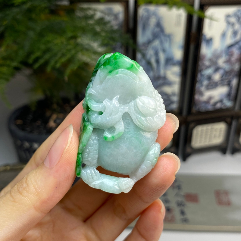 飘绿白底青呱呱来财挂件摆件 天然翡翠A货