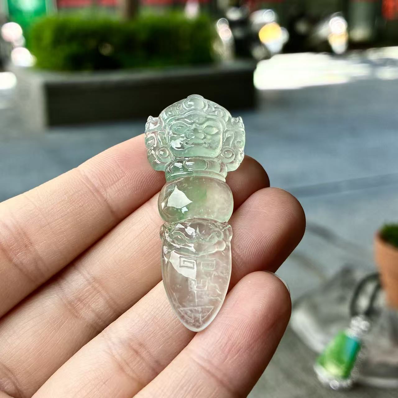 天然a货缅甸翡翠尺寸48.8/20.4/5.7高冰飘绿降魔杵吊坠，种好起光