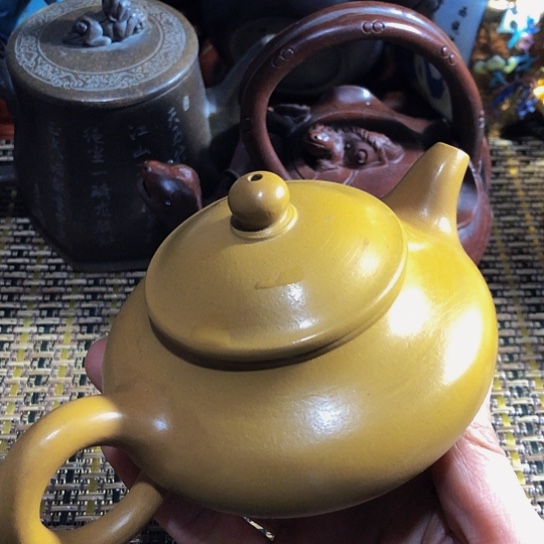 紫砂茶壶原矿泥料手工制作的紫砂壶。