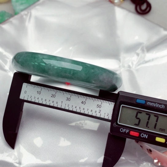 翡翠手镯未镶嵌手镯