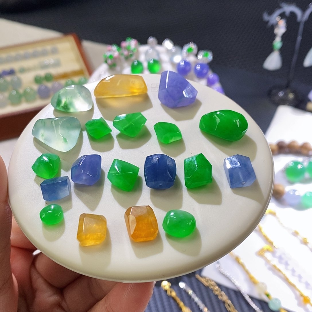 翡翠挂件未镶嵌多样发其一