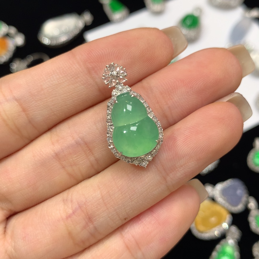 翡翠吊坠(赠链)18K金镶嵌