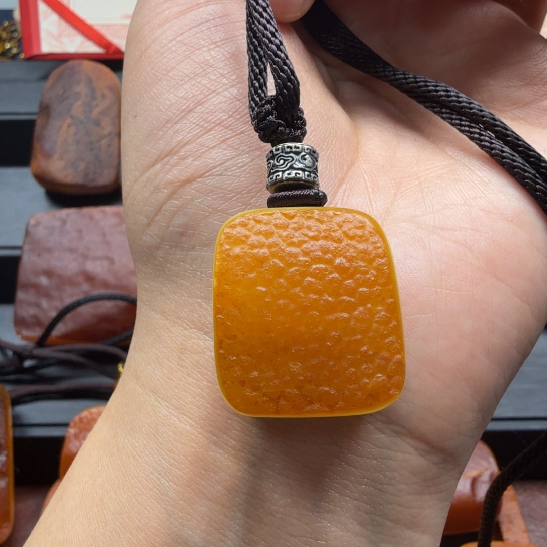 琥珀吊坠(赠链)未镶嵌