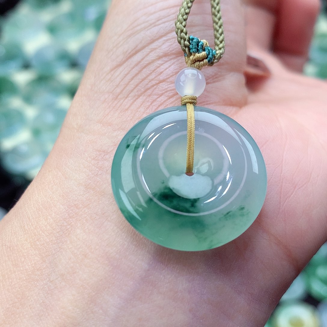 翡翠颈饰未镶嵌编号63。尺寸24.1-5.8