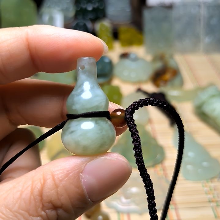 岫玉未镶嵌吊坠(不含链)依**水