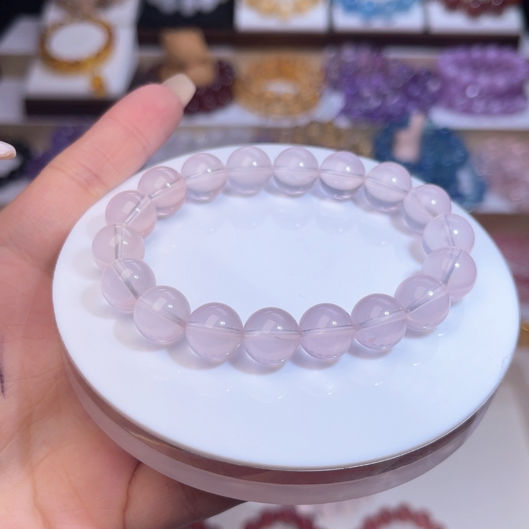 水晶手串未镶嵌有***。天然水晶11mm