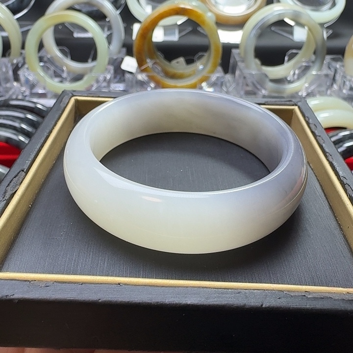 和田玉未镶嵌手镯