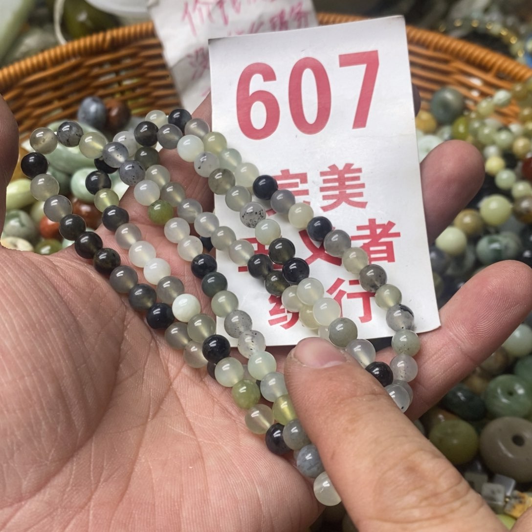 蛇纹石玉挂坠未镶嵌