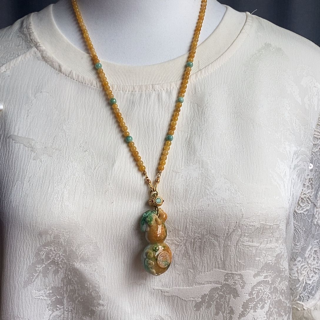 翡翠未镶嵌吊坠(赠链)