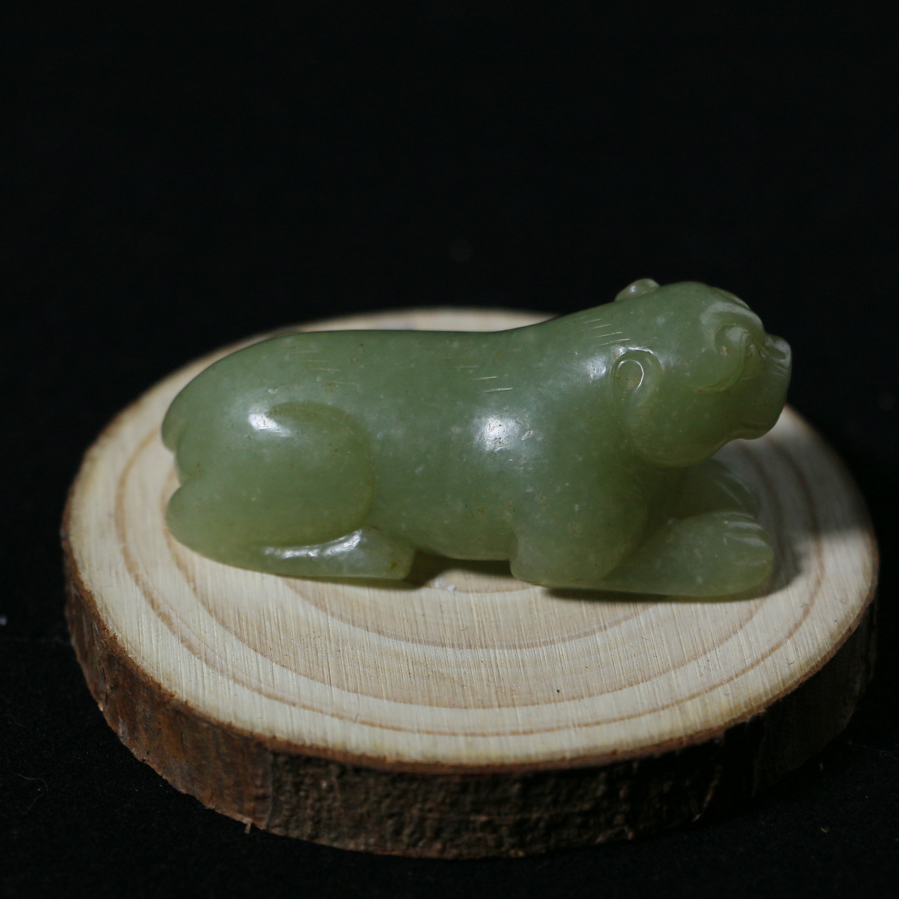 9C08明 青玉圆雕件卧虎摆件 