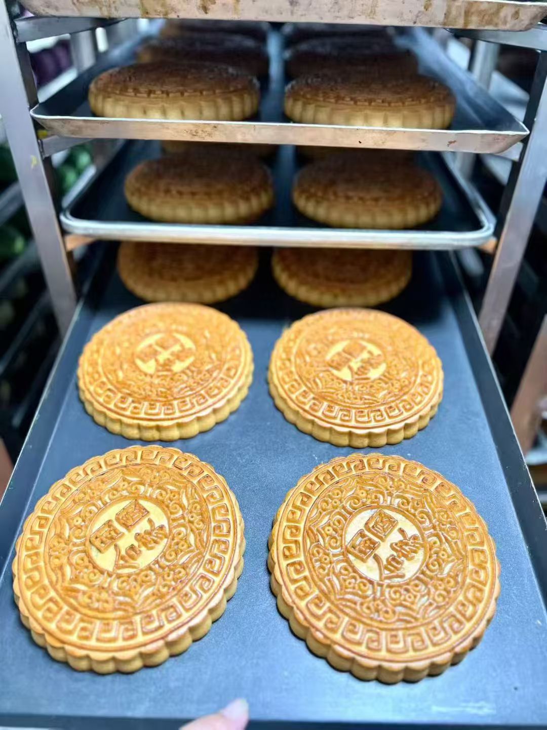 五仁大月饼传统皮薄馅厚适合中秋食用