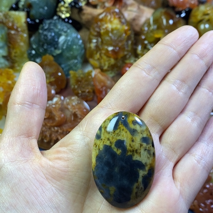 蛇纹石玉颈饰未镶嵌