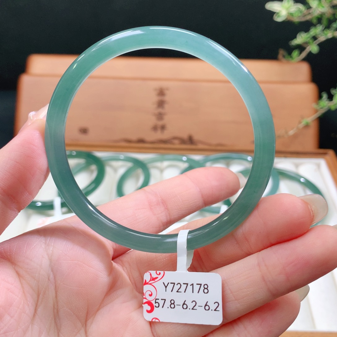 翡翠手镯未镶嵌天然